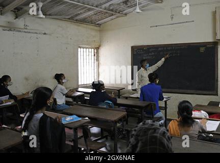 Mumbai, India. 4 ottobre 2021. Un insegnante conduce lezioni offline alla scuola Chhatrapati Shivaji Vidyalaya durante la riapertura della scuola.le scuole di Mumbai sono riaperte dal 4 ottobre dopo che sono state chiuse a causa della diffusione della malattia da virus corona. (Foto di Ashish Vaishnav/SOPA Images/Sipa USA) Credit: Sipa USA/Alamy Live News Foto Stock