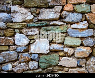 trama della parete di pietre multicolore, pietra sfondo Foto Stock