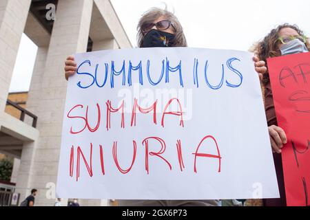 Roma, Italia. 4 ottobre 2021. Manifestazione organizzata dagli studenti dell'Università la Sapienza di Roma in solidarietà con l'ex sindaco di Riace Mimmo Lucanosentenced a 13 anni di carcere la scorsa settimana. I manifestanti hanno organizzato una processione dall'ingresso dell'Università la Sapienza alla sede del CSM (Consiglio superiore del Giudicario) in Piazza Indipendenza. (Foto di Matteo Nardone/Pacific Press) Credit: Pacific Press Media Production Corp./Alamy Live News Foto Stock