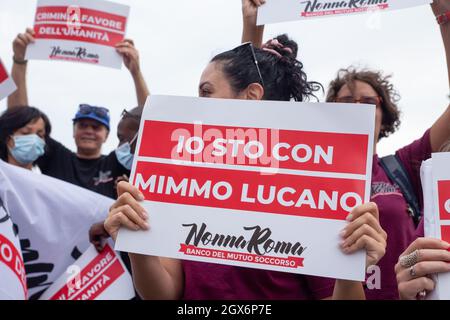 Roma, Italia. 4 ottobre 2021. Manifestazione organizzata dagli studenti dell'Università la Sapienza di Roma in solidarietà con l'ex sindaco di Riace Mimmo Lucanosentenced a 13 anni di carcere la scorsa settimana. I manifestanti hanno organizzato una processione dall'ingresso dell'Università la Sapienza alla sede del CSM (Consiglio superiore del Giudicario) in Piazza Indipendenza. (Foto di Matteo Nardone/Pacific Press) Credit: Pacific Press Media Production Corp./Alamy Live News Foto Stock