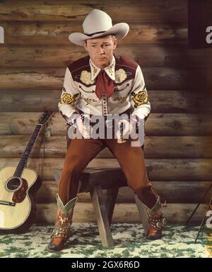 Roy Rogers (1911-1998), American Actor and Singer, Ritratto a tutta lunghezza in Cowboy Outfit and Pistols, Harry Warnecke, Robert F. Cranston, 1942 Foto Stock