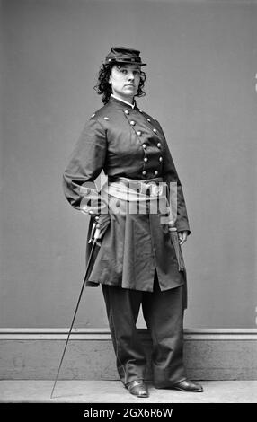 Pauline Cushman (1833-1893), American attrice and Spy for Union Army durante la guerra civile americana, Ritratto completo indossando uniforme militare, Mathew Brady Studio, 1864 Foto Stock