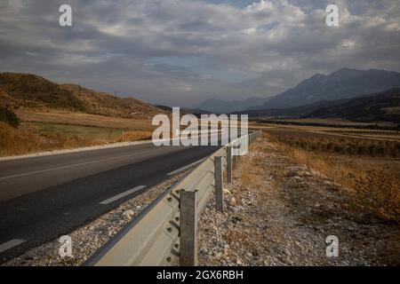 La strada di montagna del Passo di Llogara (Qafa e Llogarasë) collega la valle di Dukat a nord con la riviera albanese a sud, Albania, Balcani. Foto Stock