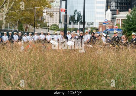 New York, NY - 4 ottobre 2021: Atmosfera durante la cerimonia per la ridedicazione del monumento per i membri della Coast Guards caduti durante la seconda Guerra Mondiale a Battery Park Foto Stock