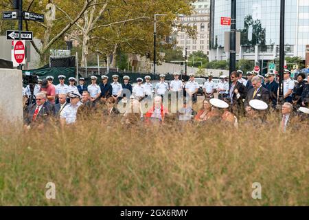 New York, NY - 4 ottobre 2021: Atmosfera durante la cerimonia per la ridedicazione del monumento per i membri della Coast Guards caduti durante la seconda Guerra Mondiale a Battery Park Foto Stock