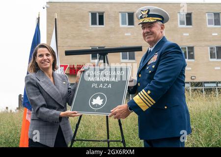 Atmosfera durante la cerimonia per la ridedicazione del monumento ai membri della Coast Guards caduti durante la seconda Guerra Mondiale a Battery Park a New York il 4 ottobre 2021. Come parte dei miglioramenti al monumento Battery Park è stato installato in una piazza recentemente creata con erbe autoctone e situato vicino al centro di reclutamento USCG. Alla cerimonia hanno partecipato sia i membri attuali ed ex membri dell'USCG che i funzionari eletti. Gabrielle Fialkoff e l'ammiraglio Karl Schultz, commissario dei Parchi di New York, sono in possesso di un cartello con il nome della dedica per la piazza. (Foto di Lev Radin/Sipa USA) Foto Stock