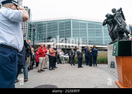 New York, Stati Uniti. 4 ottobre 2021. Atmosfera durante la cerimonia per la ridedicazione del monumento ai membri della Coast Guards caduti durante la seconda Guerra Mondiale a Battery Park a New York il 4 ottobre 2021. Come parte dei miglioramenti al monumento Battery Park è stato installato in una piazza recentemente creata con erbe autoctone e situato vicino al centro di reclutamento USCG. Alla cerimonia hanno partecipato sia i membri attuali ed ex membri dell'USCG che i funzionari eletti. (Foto di Lev Radin/Sipa USA) Credit: Sipa USA/Alamy Live News Foto Stock