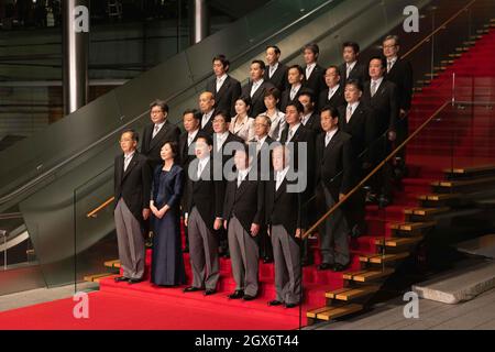 Tokyo, Giappone. 4 ottobre 2021. Il primo ministro giapponese recentemente nominato, Kishida Fumio, si pone con il suo gabinetto dopo la prima riunione del gabinetto presso l'ufficio del primo ministro. Tokyo 4 ottobre 2021. Credit: SOPA Images Limited/Alamy Live News Foto Stock