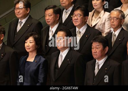 Tokyo, Giappone. 4 ottobre 2021. Il primo ministro giapponese recentemente nominato, Kishida Fumio, si pone con il suo gabinetto dopo la prima riunione del gabinetto presso l'ufficio del primo ministro. Tokyo 4 ottobre 2021. Credit: SOPA Images Limited/Alamy Live News Foto Stock