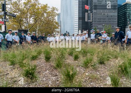 New York, Stati Uniti. 4 ottobre 2021. Atmosfera durante la cerimonia per la ridedicazione del monumento ai membri della Coast Guards caduti durante la seconda Guerra Mondiale a Battery Park a New York il 4 ottobre 2021. Come parte dei miglioramenti al monumento Battery Park è stato installato in una piazza recentemente creata con erbe autoctone e situato vicino al centro di reclutamento USCG. Alla cerimonia hanno partecipato sia i membri attuali ed ex membri dell'USCG che i funzionari eletti. (Foto di Lev Radin/Sipa USA) Credit: Sipa USA/Alamy Live News Foto Stock