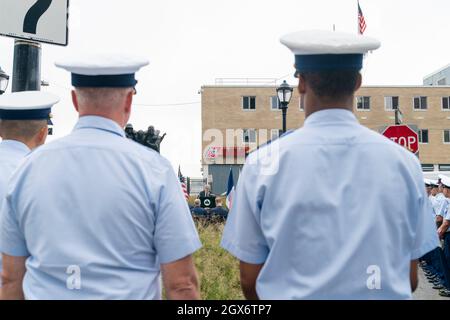 New York, Stati Uniti. 4 ottobre 2021. Atmosfera durante la cerimonia per la ridedicazione del monumento ai membri della Coast Guards caduti durante la seconda Guerra Mondiale a Battery Park a New York il 4 ottobre 2021. Come parte dei miglioramenti al monumento Battery Park è stato installato in una piazza recentemente creata con erbe autoctone e situato vicino al centro di reclutamento USCG. Alla cerimonia hanno partecipato sia i membri attuali ed ex membri dell'USCG che i funzionari eletti. (Foto di Lev Radin/Sipa USA) Credit: Sipa USA/Alamy Live News Foto Stock