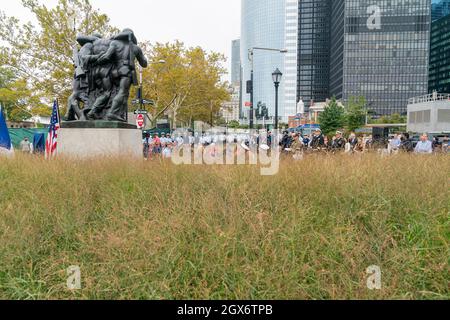 New York, Stati Uniti. 4 ottobre 2021. Atmosfera durante la cerimonia per la ridedicazione del monumento ai membri della Coast Guards caduti durante la seconda Guerra Mondiale a Battery Park a New York il 4 ottobre 2021. Come parte dei miglioramenti al monumento Battery Park è stato installato in una piazza recentemente creata con erbe autoctone e situato vicino al centro di reclutamento USCG. Alla cerimonia hanno partecipato sia i membri attuali ed ex membri dell'USCG che i funzionari eletti. (Foto di Lev Radin/Sipa USA) Credit: Sipa USA/Alamy Live News Foto Stock