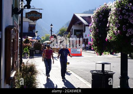 Leavenworth è un villaggio in stile bavarese situato sulle Cascade Mountains, nel centro dello stato di Washington. Edifici in stile alpino con ristoranti che servono cucina tedesca Foto Stock