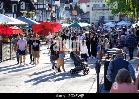 Leavenworth è un villaggio in stile bavarese situato sulle Cascade Mountains, nel centro dello stato di Washington. Edifici in stile alpino con ristoranti che servono cucina tedesca Foto Stock