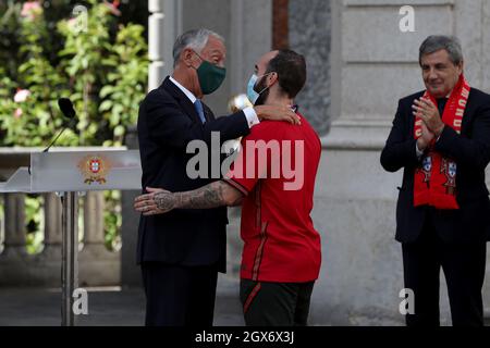 Lisbona, Portogallo. 4 ottobre 2021. Il presidente portoghese Marcelo Rebelo de Sousa (L) decora il capitano portoghese Ricardinho durante una cerimonia di benvenuto per la squadra nazionale del Futsal dopo aver vinto la Coppa del mondo FIFA Futsal 2021, presso il Palazzo Belem di Lisbona, Portogallo, il 4 ottobre 2021. Il Portogallo ha vinto il trofeo FIFA Futsal World Cup 2021 dopo aver sconfitto l'Argentina (2-1) il 03 ottobre a Kaunas, Lituania. (Credit Image: © Pedro Fiuza/ZUMA Press Wire) Foto Stock