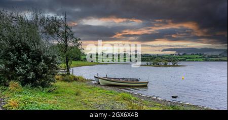 Lough Gowna nella contea di Longford, Irlanda. Due piccole barche legate sul Lough Gowna, un lago d'acqua dolce che è il lago più alto sul fiume Erne. Foto Stock