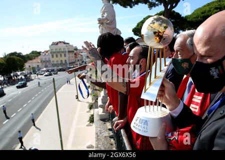 Lisbona, Portogallo. 4 ottobre 2021. Il capitano portoghese Ricardinho (L) festeggia con i compagni di squadra mentre il trofeo viene mostrato ai tifosi dal capo allenatore del National Futsal Team Jorge Braz (R ) durante una cerimonia di benvenuto per la Nazionale Futsal dopo aver vinto la Coppa del mondo FIFA Futsal 2021, presso il Palazzo Belem di Lisbona, Portogallo, Il 4 ottobre 2021. Il Portogallo ha vinto il trofeo FIFA Futsal World Cup 2021 dopo aver sconfitto l'Argentina (2-1) il 03 ottobre a Kaunas, Lituania. (Credit Image: © Pedro Fiuza/ZUMA Press Wire) Foto Stock