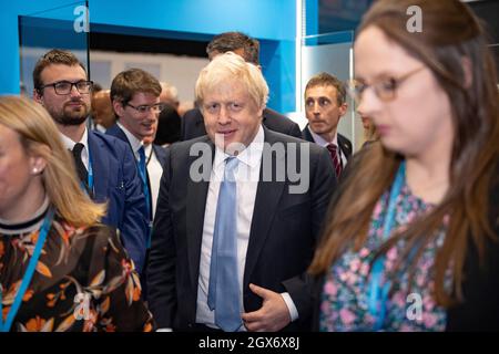 Manchester, Inghilterra, Regno Unito. 4 ottobre 2021. NELLA FOTO: RT Hon Boris Johnson MP - il primo Ministro britannico ha visto lasciare un evento marginale la sera per tornare al suo hotel, alla Conferenza del partito conservatore #CPC21. Credit: Colin Fisher/Alamy Live News Foto Stock