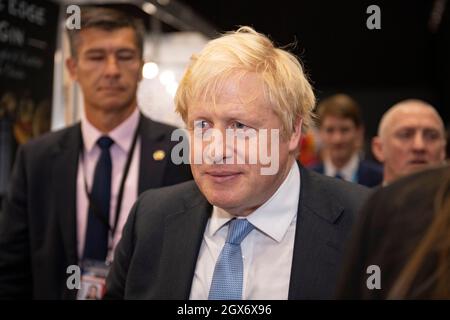 Manchester, Inghilterra, Regno Unito. 4 ottobre 2021. NELLA FOTO: RT Hon Boris Johnson MP - il primo Ministro britannico ha visto lasciare un evento marginale la sera per tornare al suo hotel, alla Conferenza del partito conservatore #CPC21. Credit: Colin Fisher/Alamy Live News Foto Stock