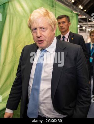 Manchester, Inghilterra, Regno Unito. 4 ottobre 2021. NELLA FOTO: RT Hon Boris Johnson MP - il primo Ministro britannico ha visto lasciare un evento marginale la sera per tornare al suo hotel, alla Conferenza del partito conservatore #CPC21. Credit: Colin Fisher/Alamy Live News Foto Stock