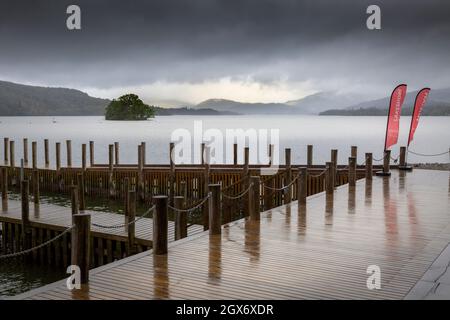 Editoriale Windermere, Regno Unito - 24 settembre 2021: Una giornata di pioggia al lago Windermere, un grande lago nel Cumbria Lake District National Park, a nord-ovest it Foto Stock