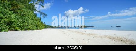 spiaggia tropicale ad anse volbert su praslin sulle seychelles Foto Stock