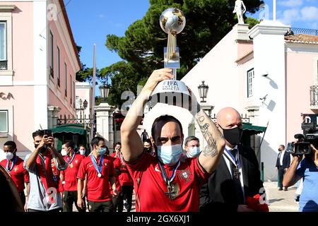 Lisbona, Portogallo. 4 ottobre 2021. Il capitano portoghese Ricardinho solleva il trofeo della Coppa del mondo FIFA Futsal ai tifosi fuori dal Palazzo di Belem dopo una cerimonia di benvenuto per la squadra nazionale Futsal del presidente portoghese Marcelo Rebelo de Sousa, a Lisbona, Portogallo, il 4 ottobre 2021. Il Portogallo ha vinto il trofeo FIFA Futsal World Cup 2021 dopo aver sconfitto l'Argentina (2-1) il 03 ottobre a Kaunas, Lituania. (Credit Image: © Pedro Fiuza/ZUMA Press Wire) Foto Stock