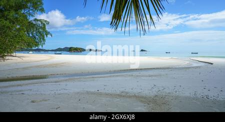 spiaggia tropicale ad anse volbert su praslin sulle seychelles Foto Stock