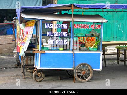 Un venditore di carrelli alimentari che vendono cibo di strada - Nasi Goreng, mie Goreng, mie Rebus, Martabak, Roti Canai a Bukittinggi, Sumatra occidentale, Indonesia. Foto Stock