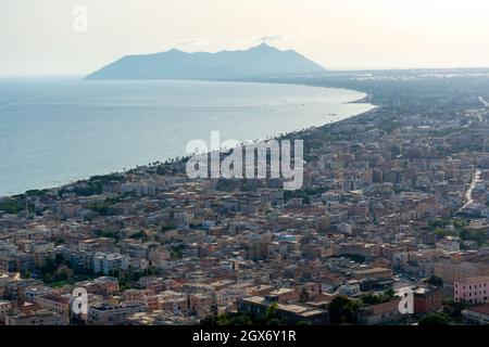 Vista aerea su Terracina, montagne e baia del Mar Tirreno, antica città italiana in provincia di Latina al tramonto Foto Stock
