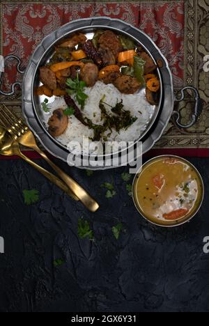Curry di seitan con funghi, peperoni, riso, stufato di lenticchie, spazio copia Foto Stock