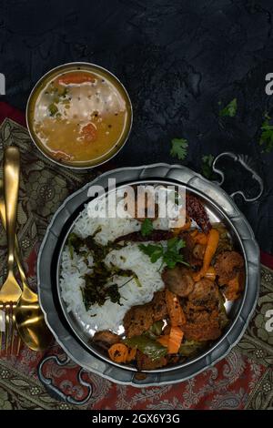 Curry di seitan con funghi, peperoni, riso, stufato di lenticchie, spazio copia Foto Stock