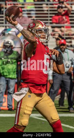 Santa Clara, California, Stati Uniti. 3 ottobre 2021. San Francisco 49ers Quarterback Trey Lance (5) passa il campo da baseball domenica 03 ottobre 2021, al Levis Stadium di Santa Clara, California. I Seahawks sconfissero i 49ers 28-21. (Credit Image: © al Golub/ZUMA Press Wire) Foto Stock