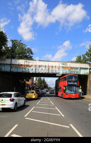 Harringay Green Lanes Overground stazione e ponte, nel Borough di Haringey a NE London, Regno Unito Foto Stock