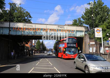 Harringay Green Lanes Overground stazione e ponte, nel Borough di Haringey a NE London, Regno Unito Foto Stock