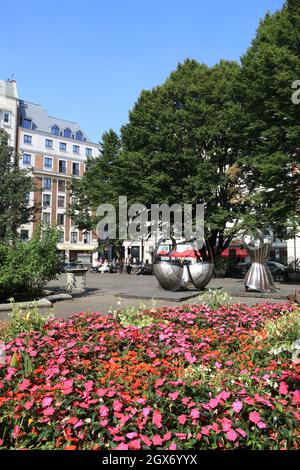 Golden Square a Soho, City of Westminster, una storica piazza giardino circondata da edifici classici per uffici e con installazioni d'arte, Londra UK Foto Stock