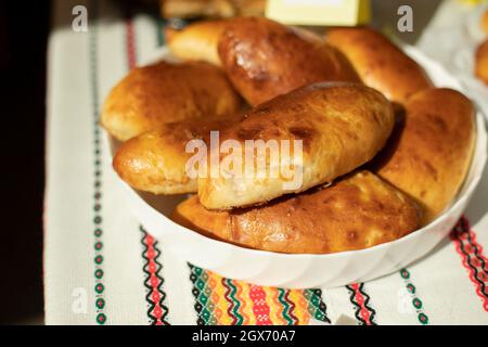 Torte fatte in casa. Torte con ripieno. Cibo fritto. Dolci dall'impasto. Cucina russa. Dolci rustici da pasta. Foto Stock