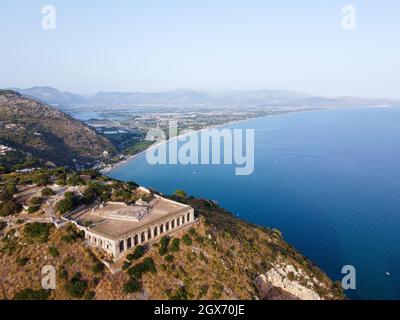 Vista aerea su Terracina, montagne e baia del Mar Tirreno, antica città italiana in provincia di Latina al tramonto Foto Stock