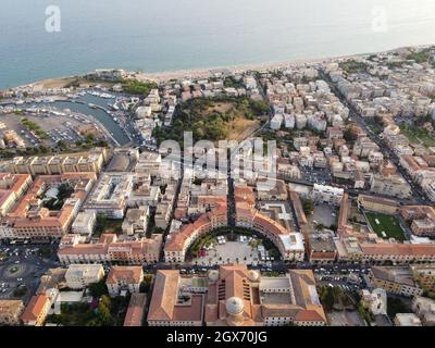 Vista aerea su Terracina, montagne e baia del Mar Tirreno, antica città italiana in provincia di Latina al tramonto Foto Stock