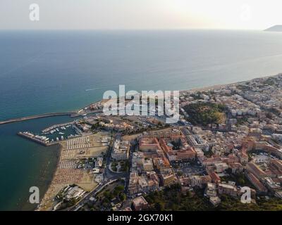 Vista aerea su Terracina, montagne e baia del Mar Tirreno, antica città italiana in provincia di Latina al tramonto Foto Stock