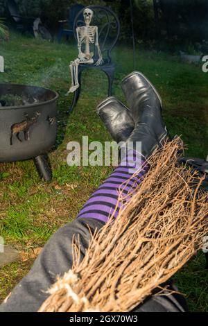 Halloween Witch rilassarsi vicino al fuoco Foto Stock