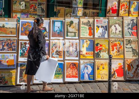 Mercante femminile che vende stampe di opere d'arte storiche rese famose a Parigi e dintorni - Montmartre, Parigi, Francia Foto Stock