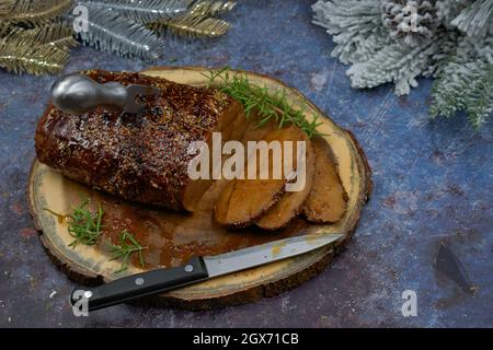 Seitan arrosto strofinato con spezie e salsa barbecue su tavola di legno, affettato, spazio copia Foto Stock
