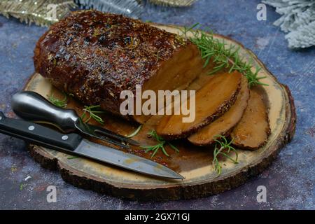 Seitan arrosto strofinato con spezie e salsa barbecue su tavola di legno, affettato, spazio copia Foto Stock