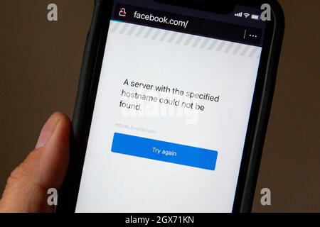 Un iPhone con la pagina di accesso facebookÕs in basso, raffigurato a Kingston, Ontario, lunedì 4 ottobre 2021. Foto Stock