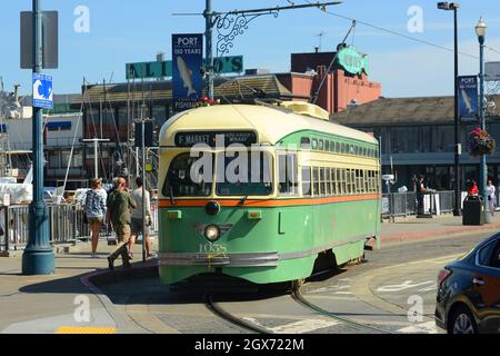 F-line Antique PCC streetcar No.1058 Chicago in Fisherman's Wharf, città di San Francisco, California CA, Stati Uniti. Foto Stock