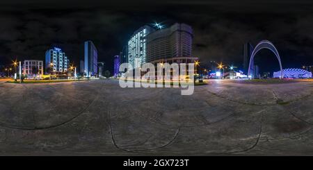 BATUMI, GEORGIA - SETTEMBRE 2021: Notte sferica piena senza giunture 360 panorama sulla piazza tra moderni grattacieli e edifici di uffici in equiria Foto Stock