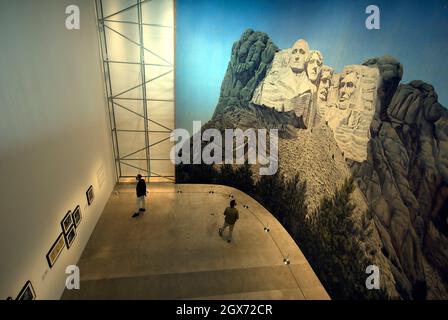 Sfondo dipinto del Monte Rushmore dal film di Alfred Hitchcock North by Northwest all'Academy Museum of Motion Pictures di Los Angeles, California Foto Stock
