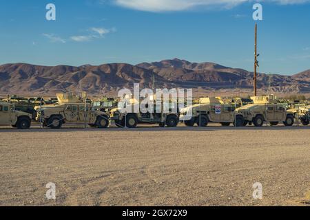 Yermo, CA, USA – 2 luglio 2021: Veicoli militari humvee immagazzinati in un lotto d'asta nel deserto del Mojave a Yermo, California. Foto Stock