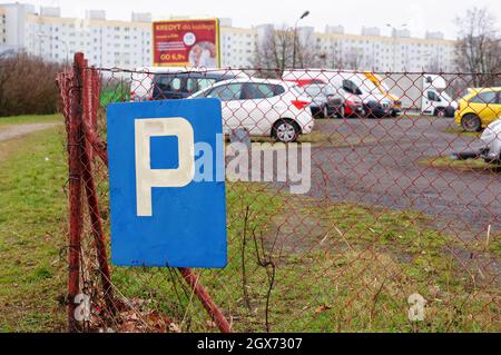 POZNAN, POLONIA - 25 gennaio 2015: Una griglia di recinzione di fronte al parcheggio Foto Stock